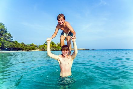 Thailand Familienreise  - Thailand Family & Teens - Strand von Koh Samet Kinder im Wasser