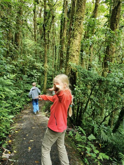 Feedback CRFFAL Sommer 2023 - Costa Rica for family - Kind im Regenwald