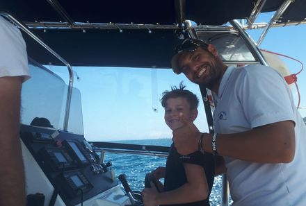 Griechenland Familienreise - Griechenland Family & Teens - Guide mit Junge auf Boot
