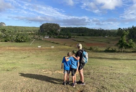 Familienreise Kuba - Kuba for family - Vinales - Nadja mit ihren Kindern