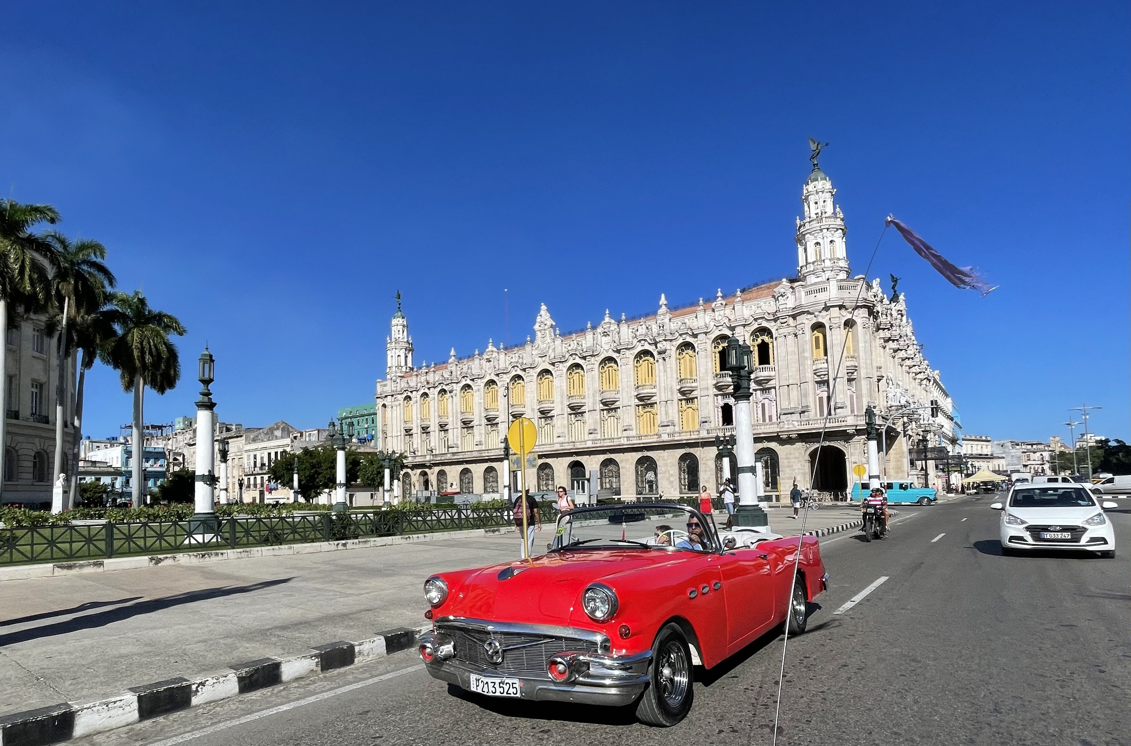 Kuba mit Kindern - Kuba Urlaub mit Kindern - Oldtimerfahrt durch Havanna