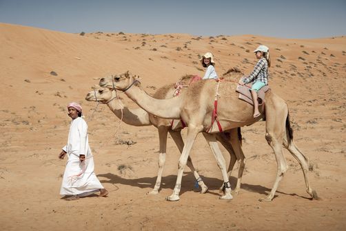 Oman for family - Kamelreiten in der Wüste