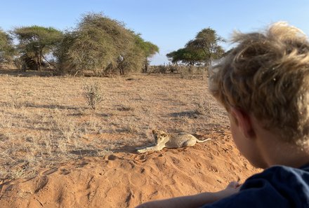 Kenia Familienreise - Kenia for family - Kind auf Safari im Tsavo Ost Nationalpark - Gepard 