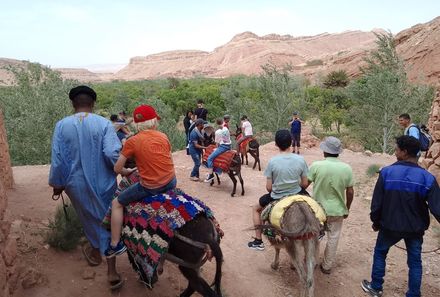 Marokko Familienreise - Kinder reiten Esel in Ait Ben Haddou