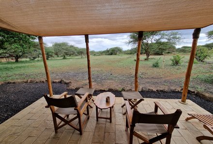 Kenia for family individuell deluxe - Tsavo West Nationalpark - Severin Safari Camp - Stühle vor Zelt
