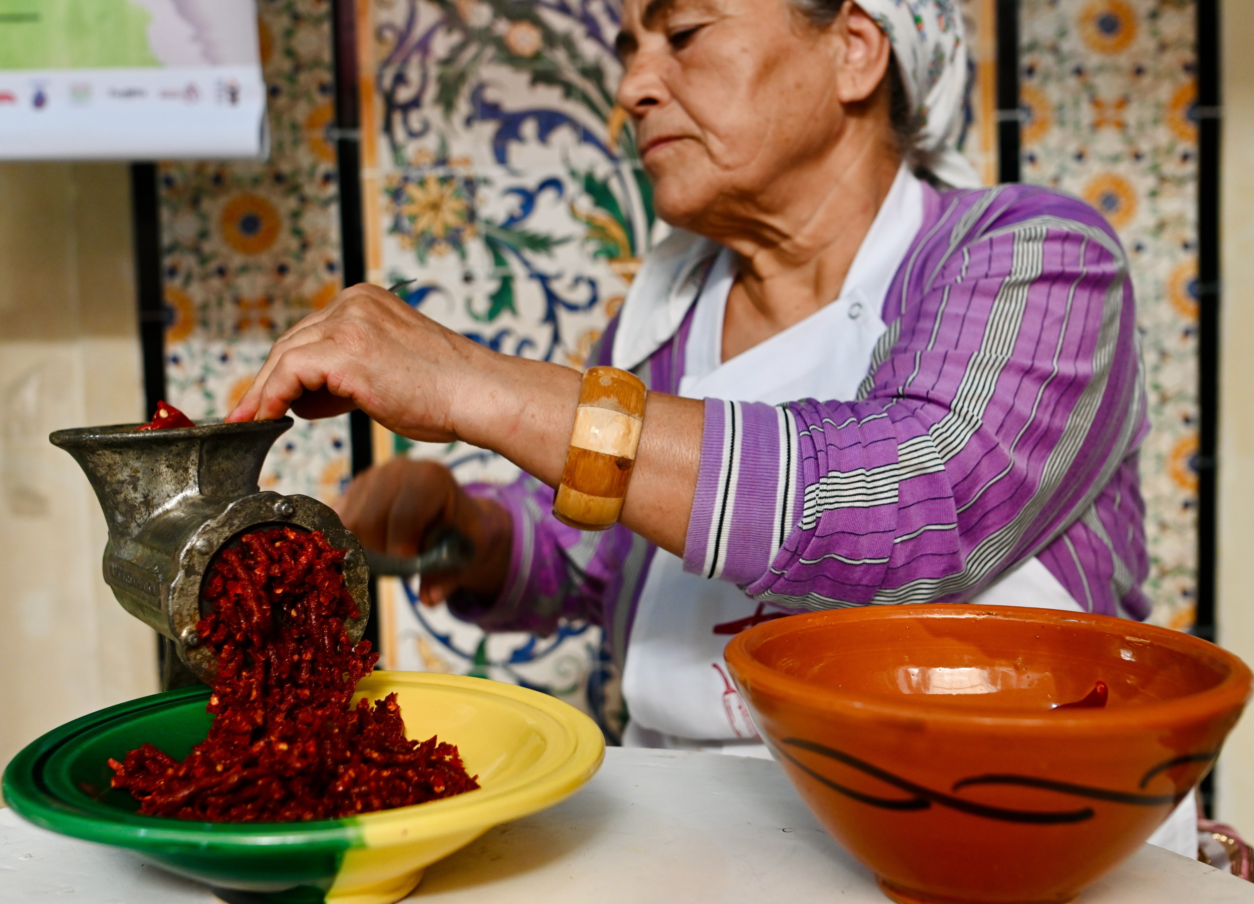 Tunesien for family - Tunesien mit Kindern - Einheimische macht Harissa 