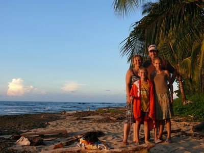 Costa Rica mit Kleinkindern - Familie Stoll am Strand