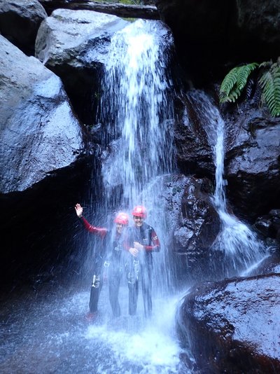 Madeira for family - Bewertung - Kinder unter dem Wasserfall