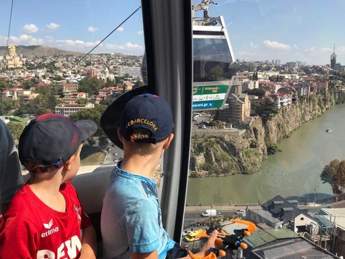 Georgien Familienurlaub - Urlaub mit Kindern in Georgien - Kinder in der Seilbahn in Tiflis