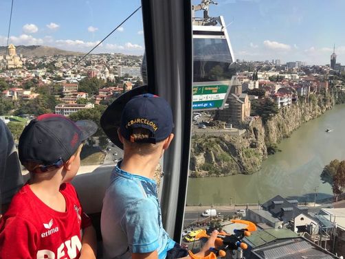 Georgien Familienurlaub - Kinder in der Seilbahn in Tiflis