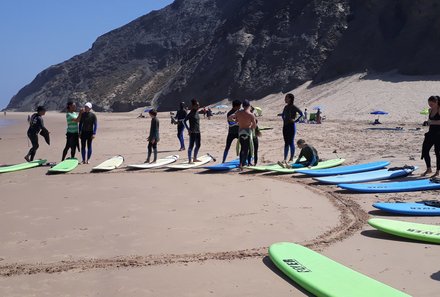 Algarve for family - Familienreise Algarve mit Kindern - Gruppe lernt Surfen