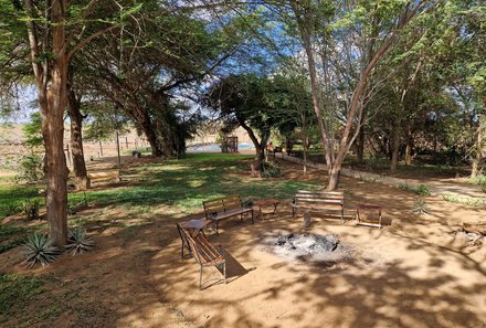 Kenia Familienreise - Kenia Family & Teens -  Tsavo Ost Nationalpark - Ashnil Aruba Lodge - Feuerstelle