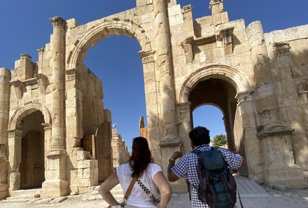 Jordanien for family - Jerash - Jennifer Ferber mit Guide