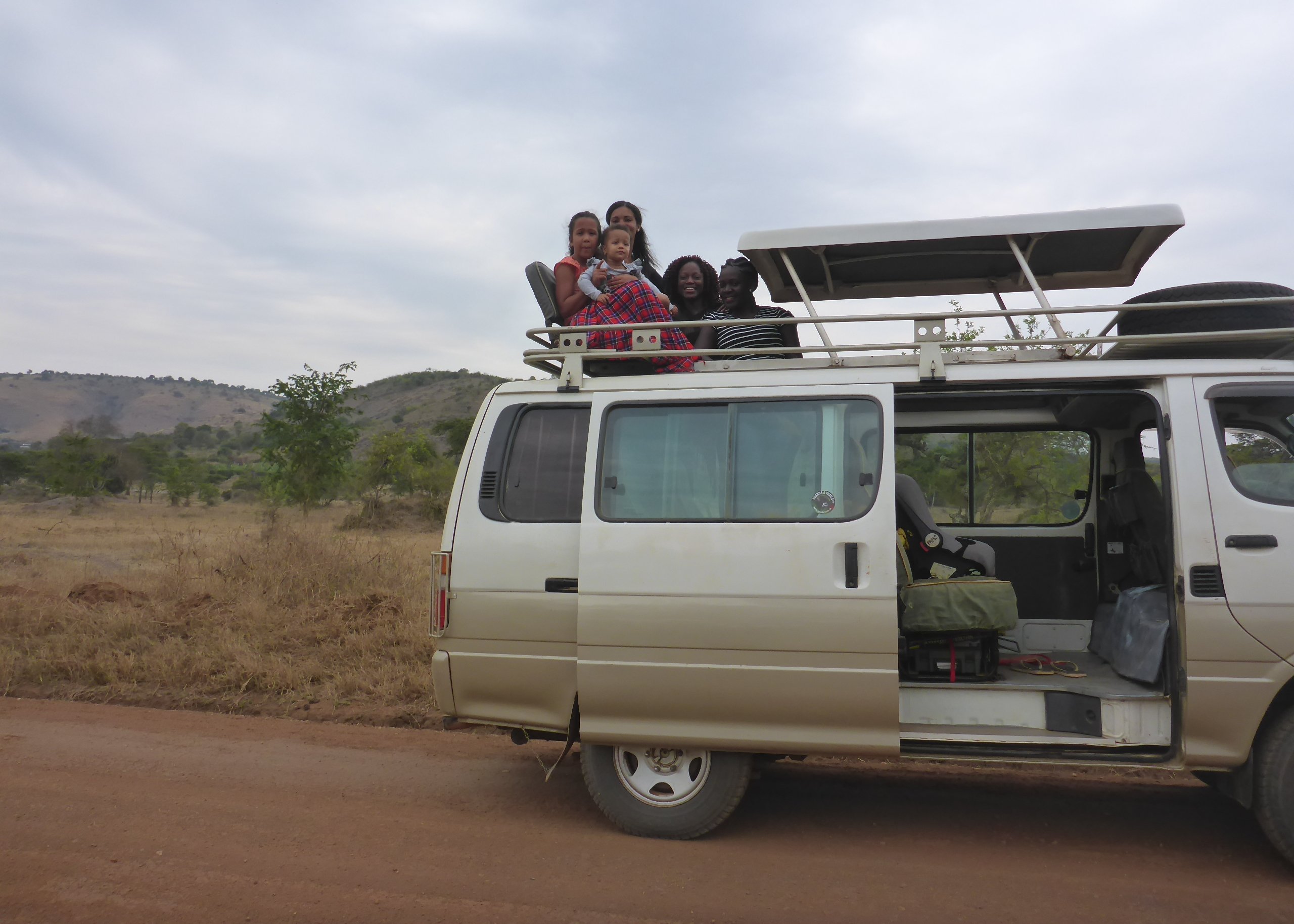 Uganda Reisen mit Kindern - Kinder auf Safari-Jeep