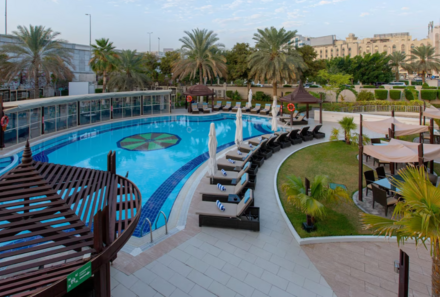 Oman mit Kindern - Oman Familienreise - Radisson Blu Hotel Poolbereich