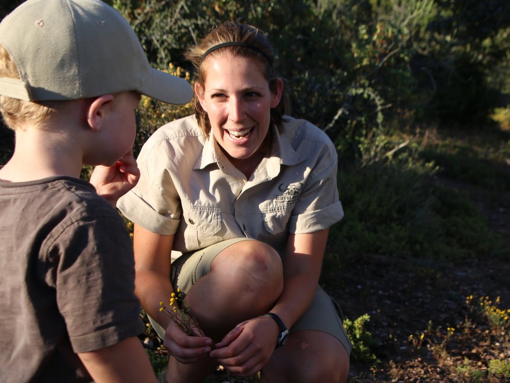 Südafrika Familienreise - Safari Guide spricht mit Kind