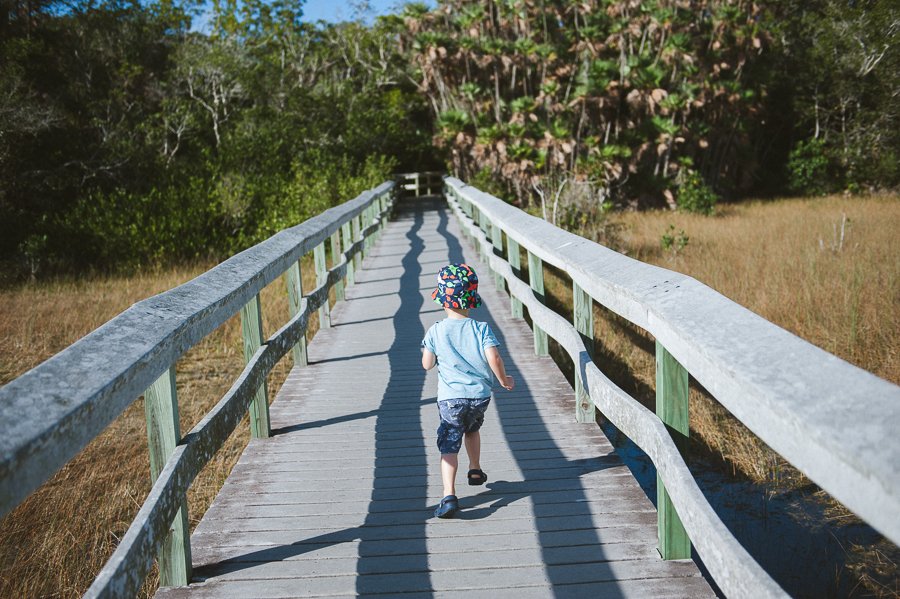 Katja von AntonsGanzeWelt berichtet über das Reisen mit Kindern - Fernreisen mit Kindern - Kind auf Brücke