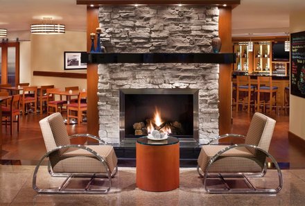 Ostkanada for family - Ostkanada Familienreise mit Kindern - Four Points by Sheraton Hotel & Conference Centre Gatineau-Ottawa - Kaminbereich