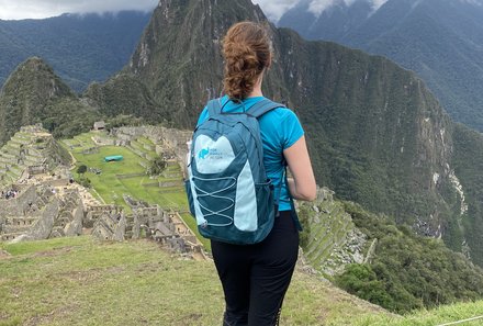 Peru Family & Teens - Peru Familienreise mit Teens - Sabrina blickt auf den Machu Picchu
