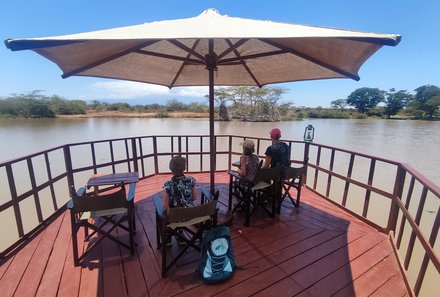 Kenia Family & Teens - Voyager Ziwani Lodge - Familie sitzt auf Steg