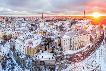 Familienreise Estland - Estland Winter for family - Talinn - Schnee auf Häusern