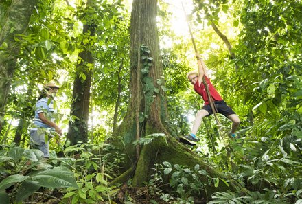 Costa Rica Familienreise - Costa Rica for family - La Tigra Regenwaldlodge - Kinder spielen im Wald