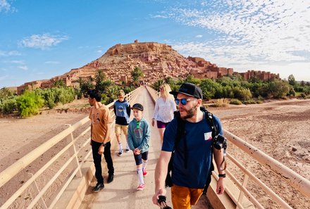 Marokko Summer - Family & Teens - Kasbah - Familie mit Kasbahs im Hintergrund