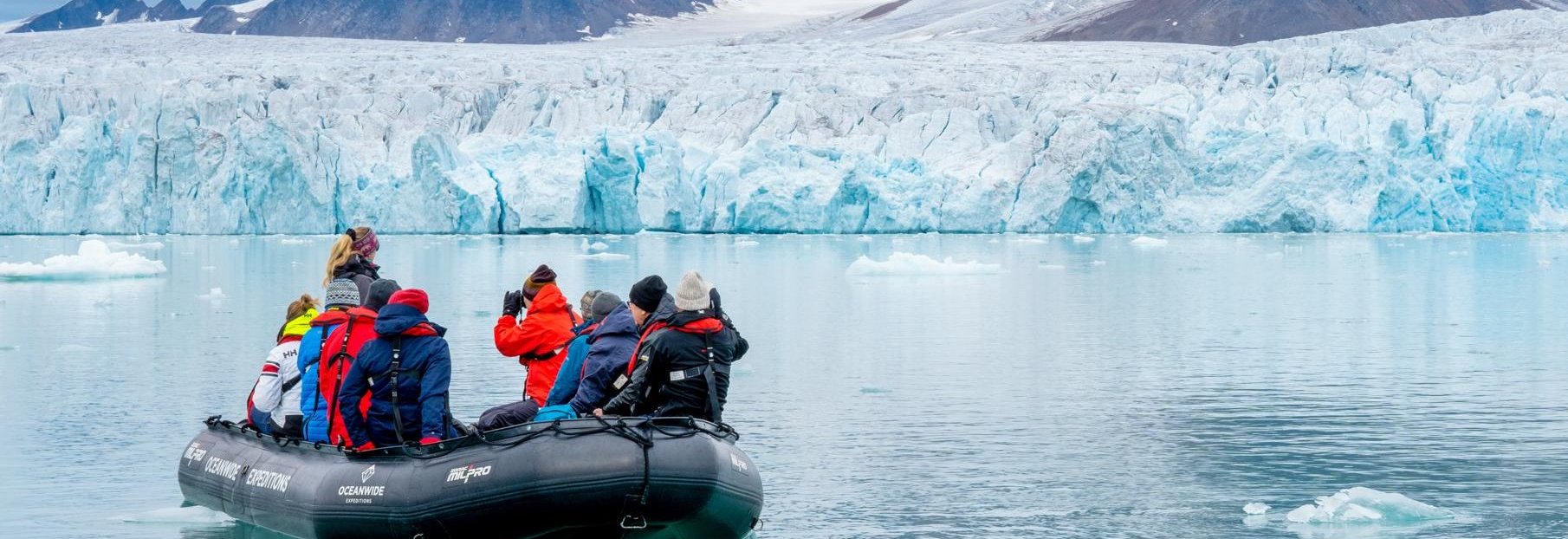 Familienreise Arktis - Arktis Reise mit Jugendlichen - Zodiac im Eis