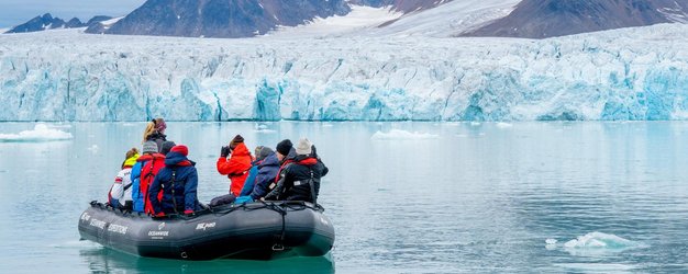 Familienreise Arktis - Arktis Reise mit Jugendlichen - Zodiac im Eis