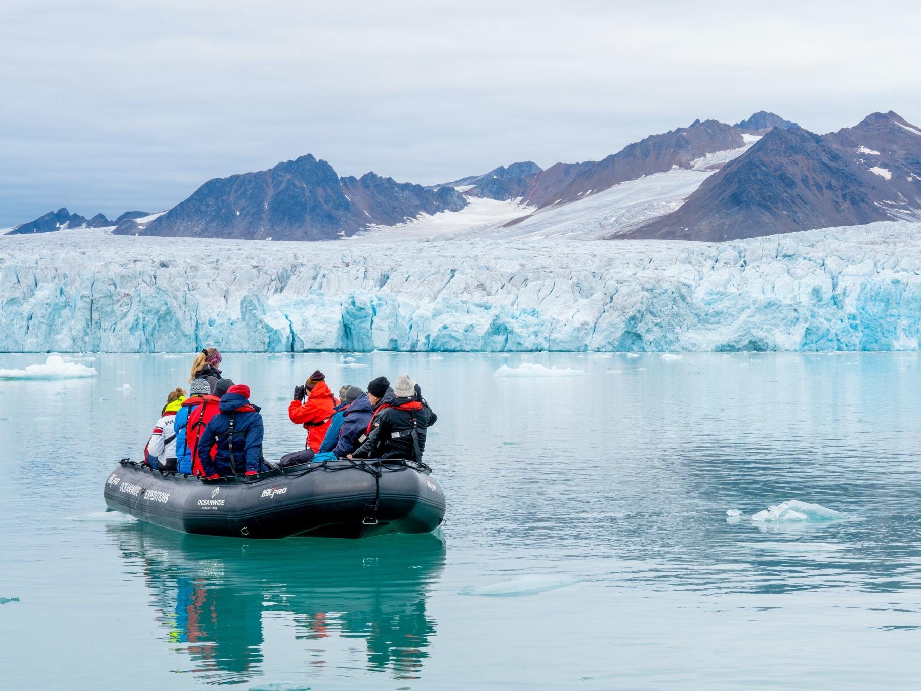 Arktis Familienreise - Arktis Expeditionskreuzfahrt für Familien - Zodiac vor Gletscher