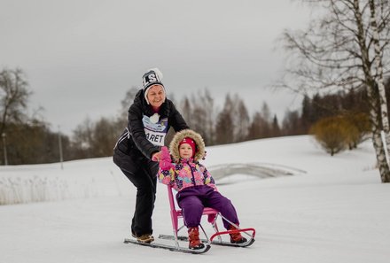Familienreise Estland - Estland Winter for family - Kicksledging