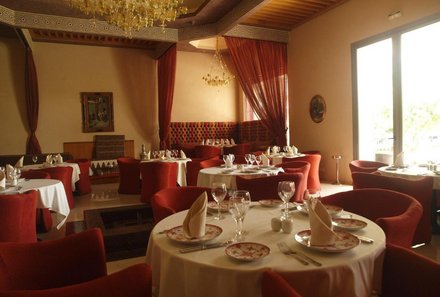 Marokko for family - Marokko Familienreise mit Kindern - Atlas Essaouira Riad Resort - Gedeckter Restauranttisch