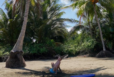 Costa Rica for family individuell - Costa Rica zum Bestpreis - Kind unter Palmen