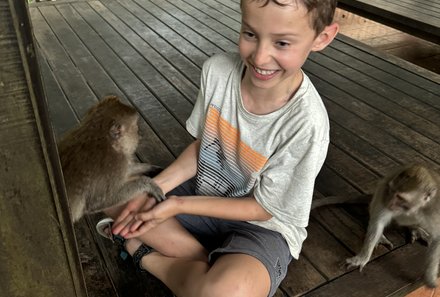 Bali Familienreise - Bali for family - Sacred Monkey Forest Sanctuary - Kind mit Affe