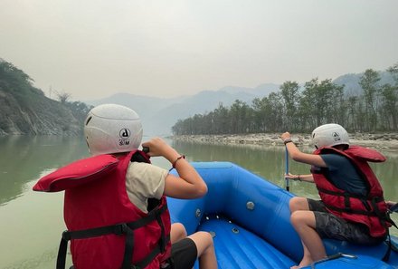 Nepal Familienreisen - Nepal for family - Kinder auf Raftingboot auf dem Trishuli-Fluss
