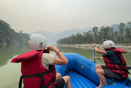 Nepal Familienreisen - Nepal for family - Kinder auf Raftingboot auf dem Trishuli-Fluss