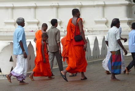 Sri Lanka mit Kindern - Sri Lanka for family - Buddhisten am Zahn-Tempel