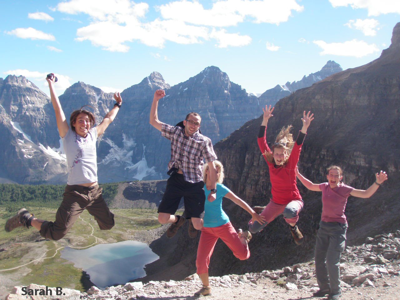 Outdoor-Familienurlaub - Kanada mit Kindern - Experteninterview - Familienfoto in den Rocky Mountains