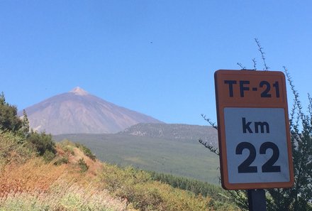 Teneriffa Familienurlaub - Teneriffa for family - Fahrt durch Teide Nationalpark - Straßenschild und Teide