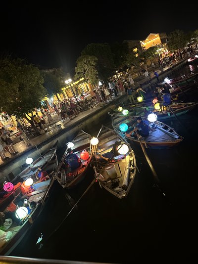 Vietnam for family Summer - Familienreise Vietnam - Boote mit Laternen Vietnam for family Summer - Familienreise Vietnam - Boote mit Laternen