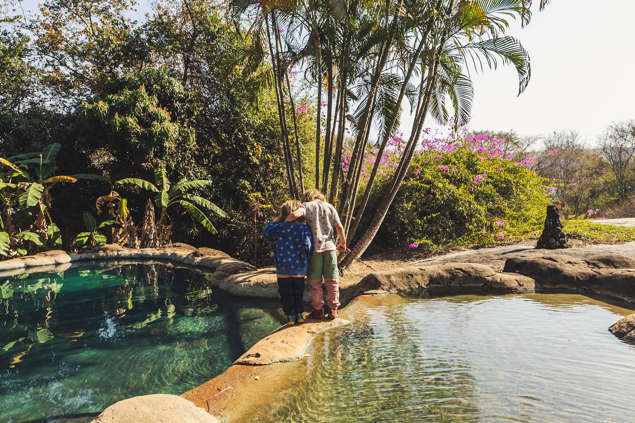 Südafrika Blog Artikel - Kinder stehen zusammen am Wasser – Südafrika mit Kindern