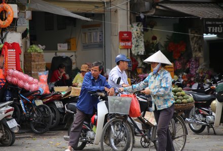 Vietnam & Kambodscha Familienurlaub - Einheimische mit Fahrrad auf der Straße