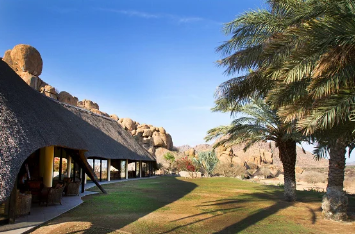 Familienreise Namibia_Namibia for family_Ai-Aiba Rock Painting Lodge - Garten
