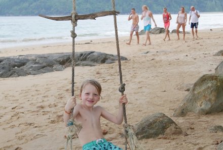 Thailand mit Kindern - Thailand Urlaub mit Kindern - Kind am Strand von Khao Lak
