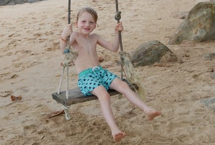 Thailand mit Kindern - Thailand for family - Kind am Strand von Khao Lak