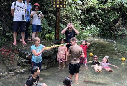 China mit Kindern - China for family - baden am Wasserfall Gudong