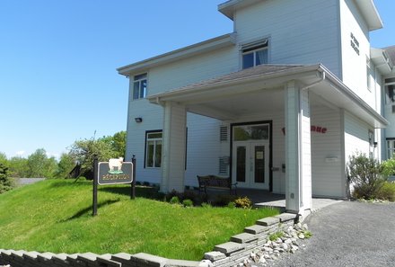 Ostkanada for family - Ostkanada Familienreise mit Kindern - Hotel Au Petit Berger - Eingang Unterkunft