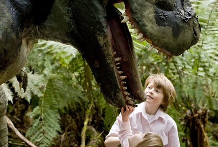 Australien for family - Australien Familienreise - Kinder mit Dinosaurierstatue