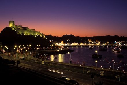 Familienreise Oman - Familienreise for family - Muscat bei Nacht