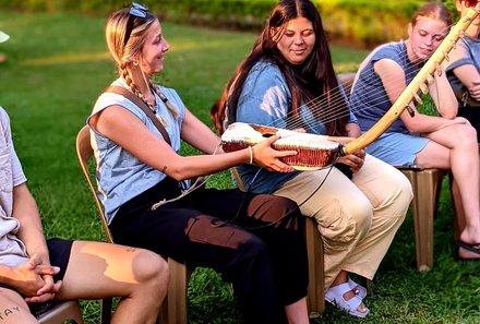 Uganda Family & Teens - Cultural Entertainment - Teenager mit Instrumenten